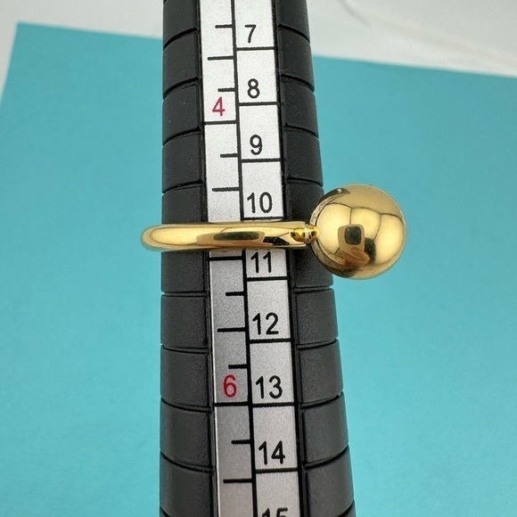 Tiffany & Co. 8mm Hardwear Ball Ring in 18k Yellow Gold, Retired - Picture 3 of 7